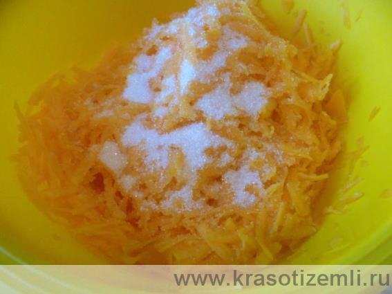 всыпать сахар, добавить яйца