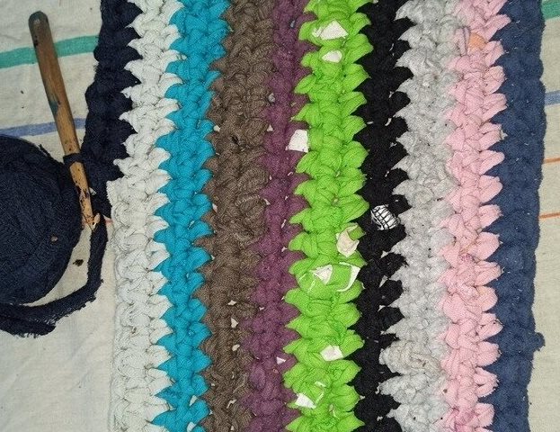 Вяжем коврик крючком из старых вещей для дачи