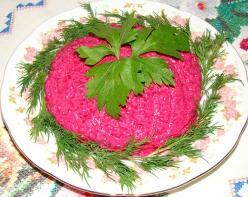 Салат из вареной свеклы с изюмом и черносливом